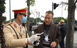 Cảnh sát giao thông đeo khẩu trang, găng tay, sát trùng máy đo nồng độ cồn